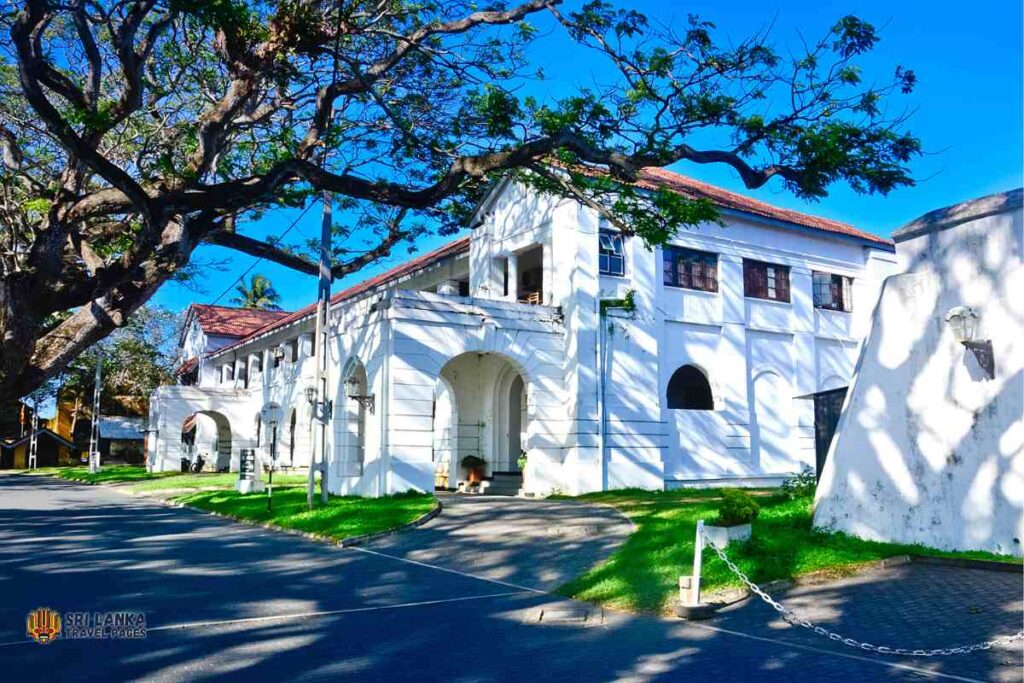 Découvrez les meilleurs musées de Galle, au Sri Lanka ! Découvrez la riche histoire de la ville, son patrimoine maritime et son art local à travers diverses expositions et présentations interactives situées dans le fort historique de Galle.