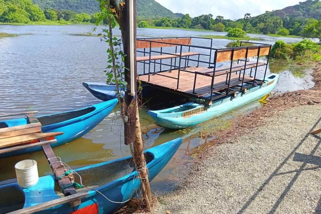 El lago Galkulama, ubicado en el tranquilo entorno de Anuradhapura, ofrece una serena experiencia de safari en barco para los entusiastas de la naturaleza y los buscadores de aventuras.